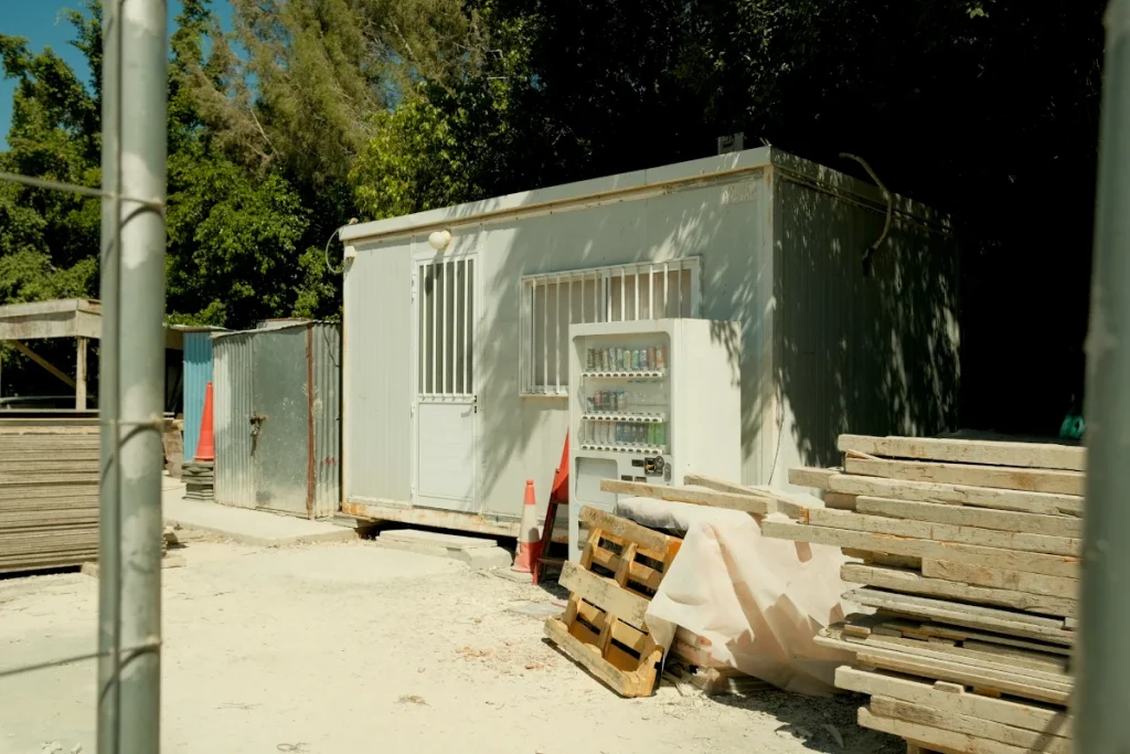Büro-Container auf einer Baustelle.