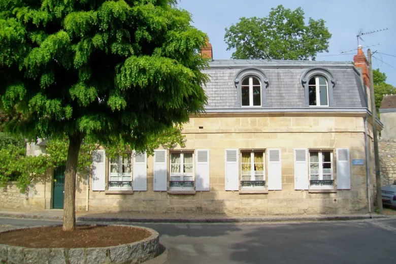 Kugelrobinie an der Strasse